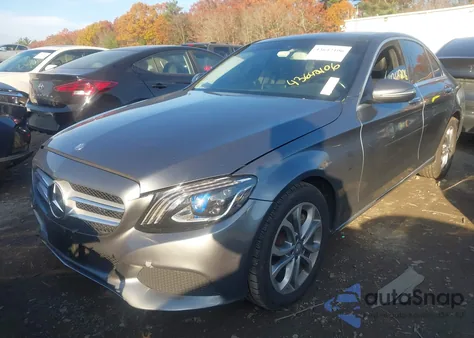 2017 Mercedes-Benz C 300 4Matic z USA, uszkodzony, nr VIN 55SWF4KB1HU184388